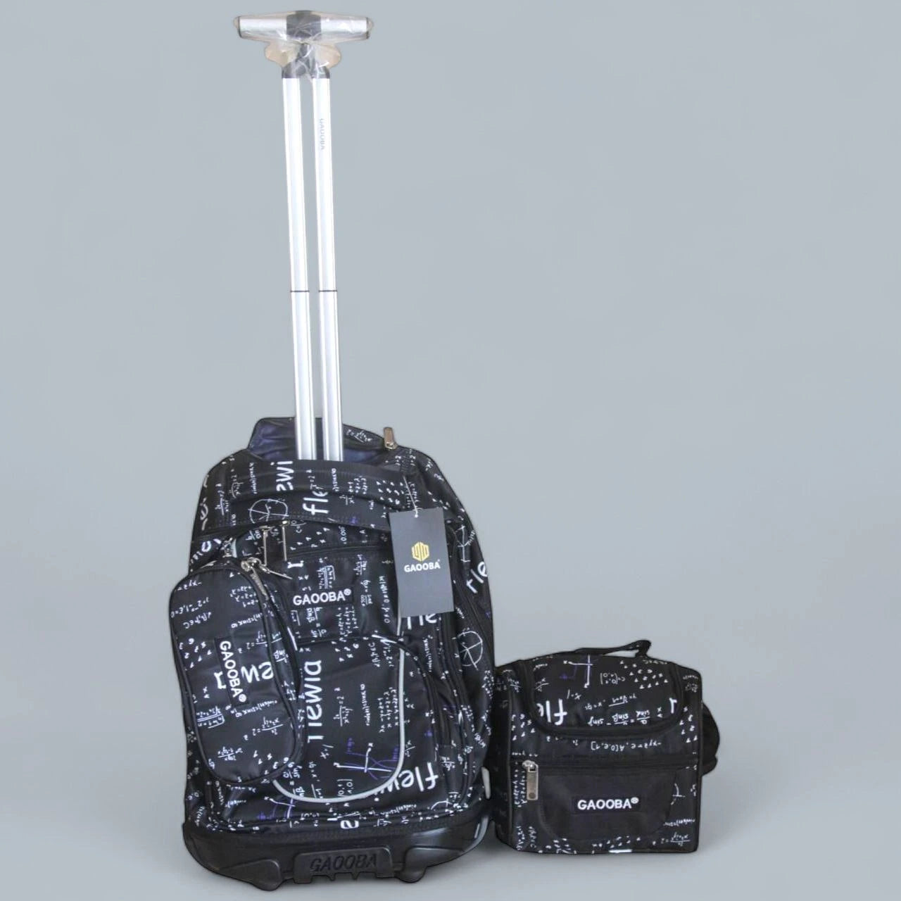 Cartable avec fournitures scolaires autour