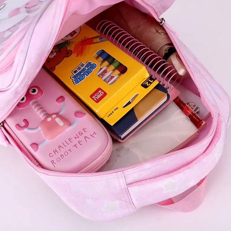 Intérieur du cartable enfant avec compartiments spacieux