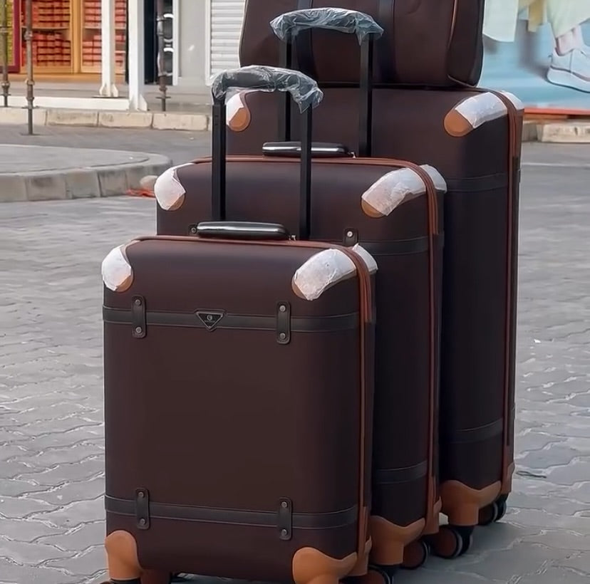 Détail des sangles de protection et des coins renforcés sur valise rigide noire au design rétro chic