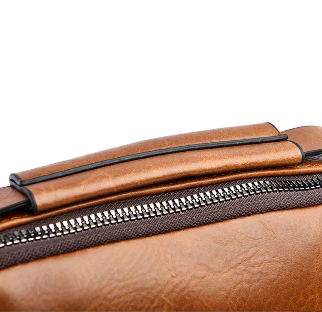 Détail du matériau résistant et élégant du sac homme