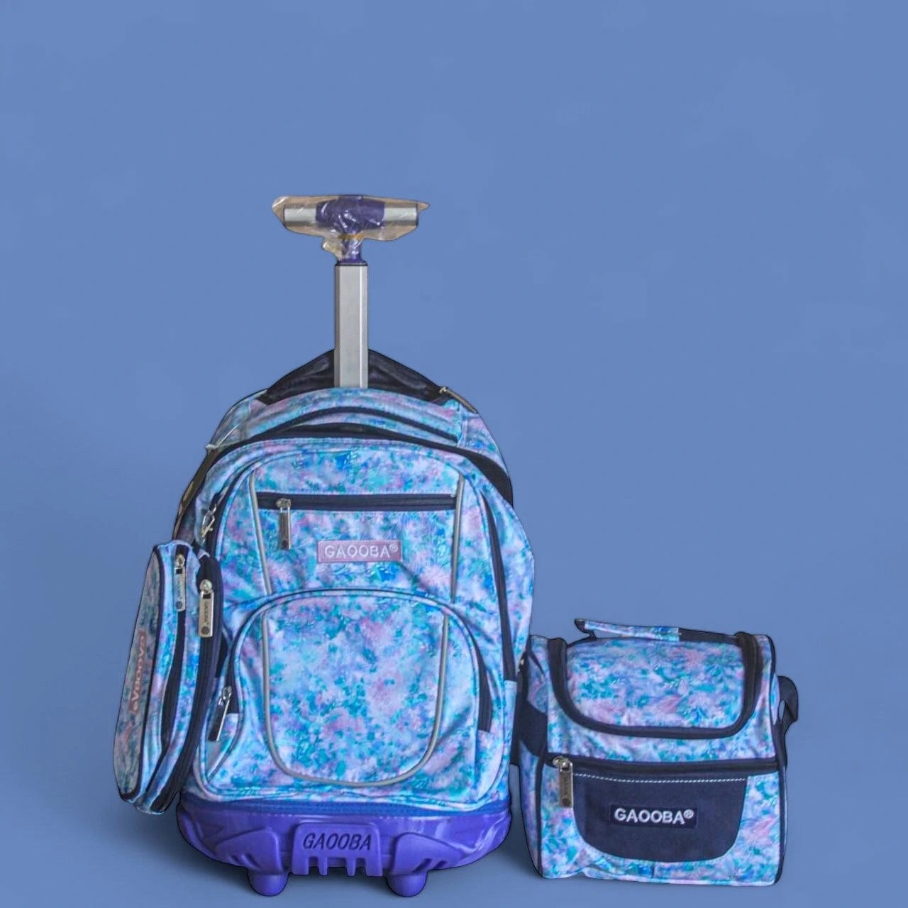 Cartable à roulettes porté par un enfant