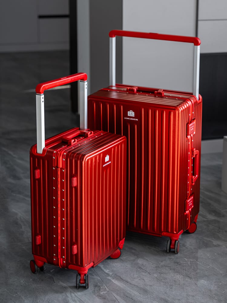 Valise rouge haut de gamme, légère et robuste, parfaite pour les voyages fréquents.