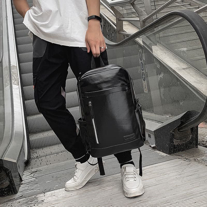 Sac à dos en simili cuir noir porté au dos style business élégant pour travail et voyage