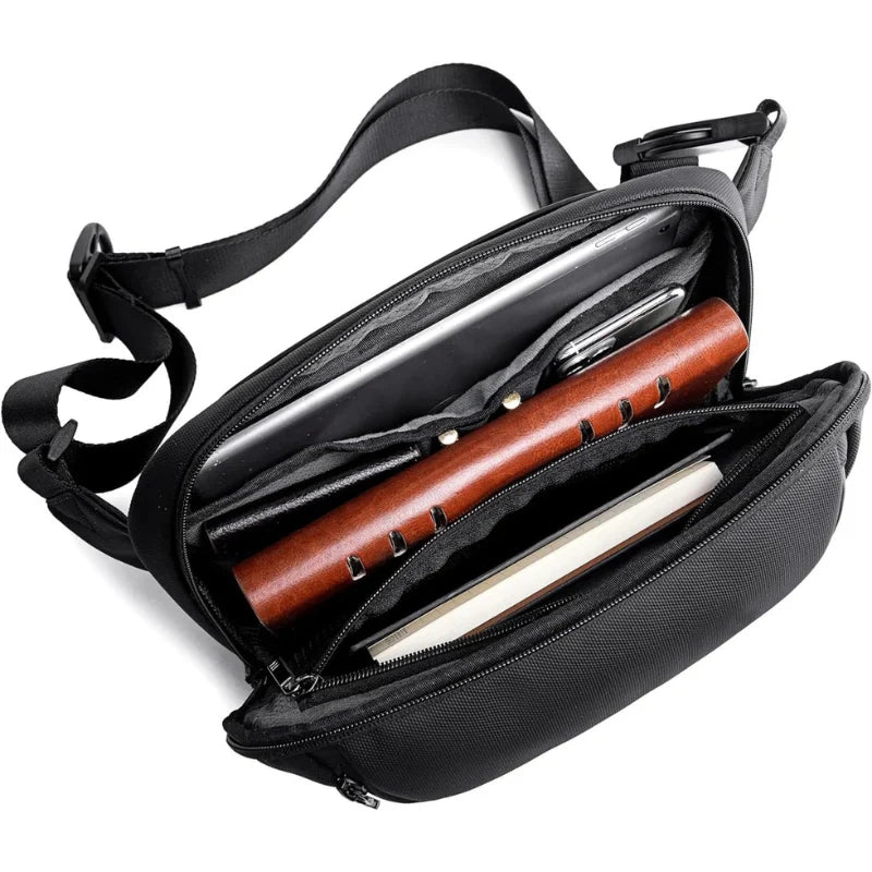 Dimensions du sac bandoulière anti-vol : 29,5 × 19,5 × 7 cm, comparé à un iPad pour visualiser la taille
