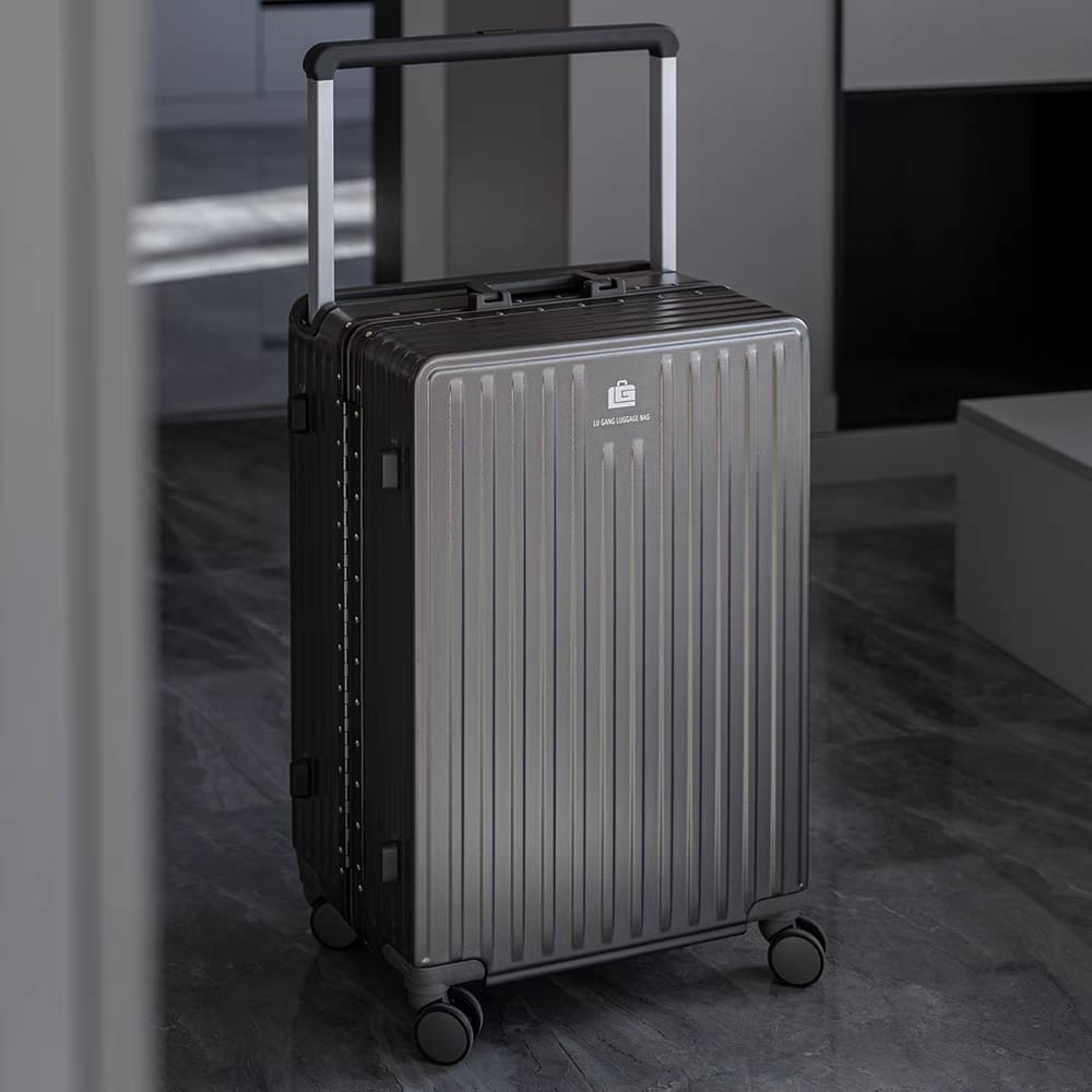 Valise grise premium avec serrure TSA intégrée et compartiments spacieux.