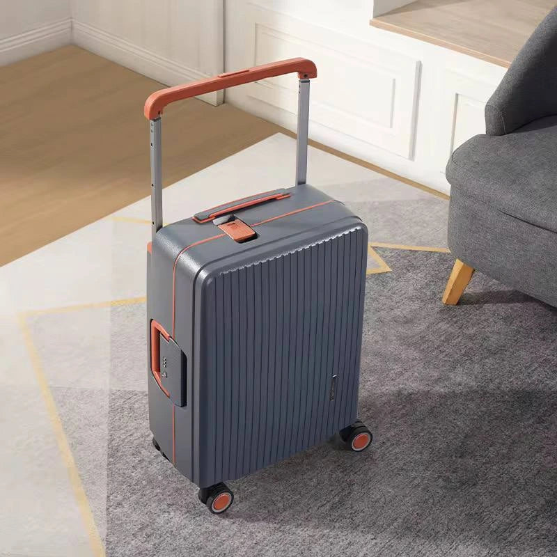 Détail de la fermeture avec boucle de sécurité sur valise rigide