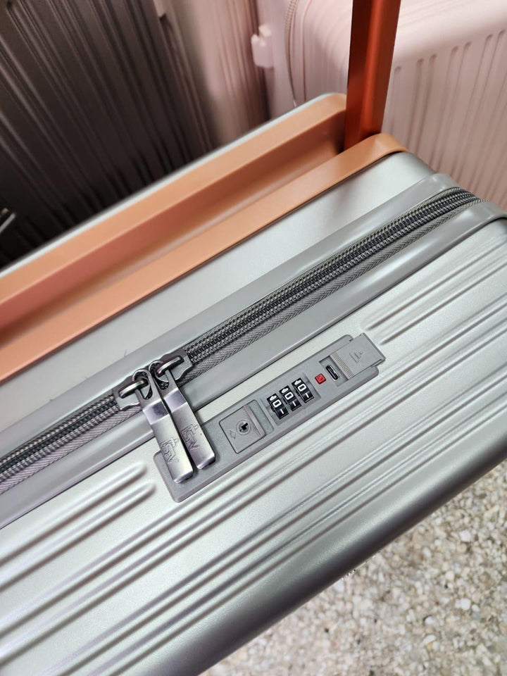 Intérieur spacieux de valise haut de gamme avec compartiments organisés et sangles de maintien