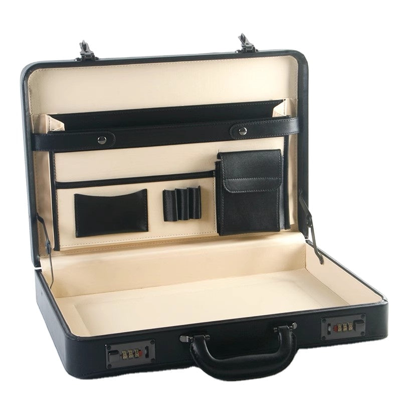 Mallette business 17 pouces portée à la main par un professionnel, style élégant et moderne