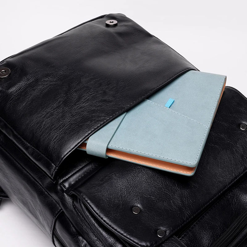 Sac à dos cuir noir homme profil latéral, épaisseur 15 cm, bretelles rembourrées réglables