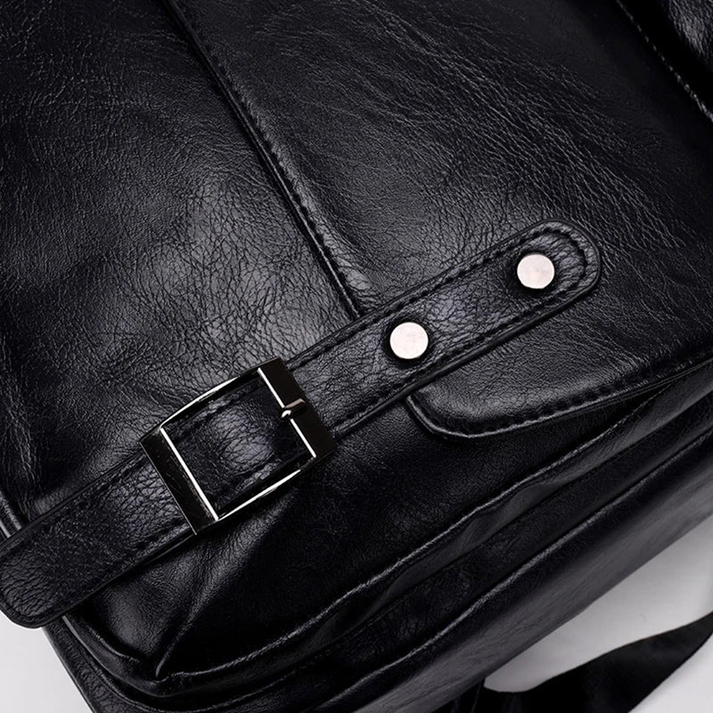 Sac à dos cuir PU noir homme vue trois quarts, design urbain vintage avec finitions métalliques