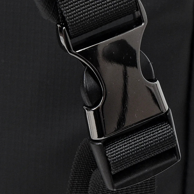 Sac à dos multifonction posé avec ordinateur portable Dell rangé à l'intérieur