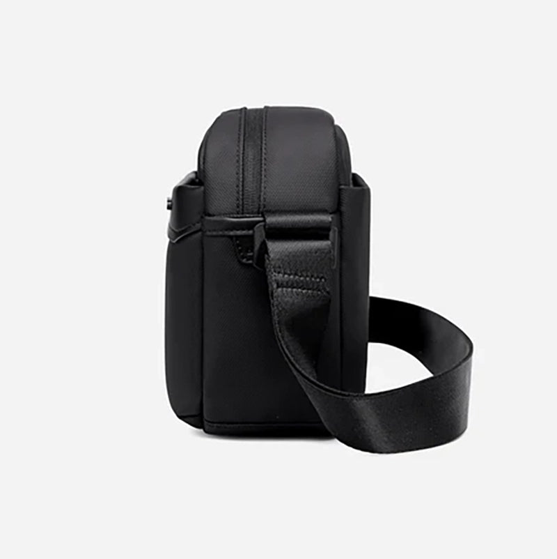 Détail bandoulière ajustable sac crossbody imperméable noir