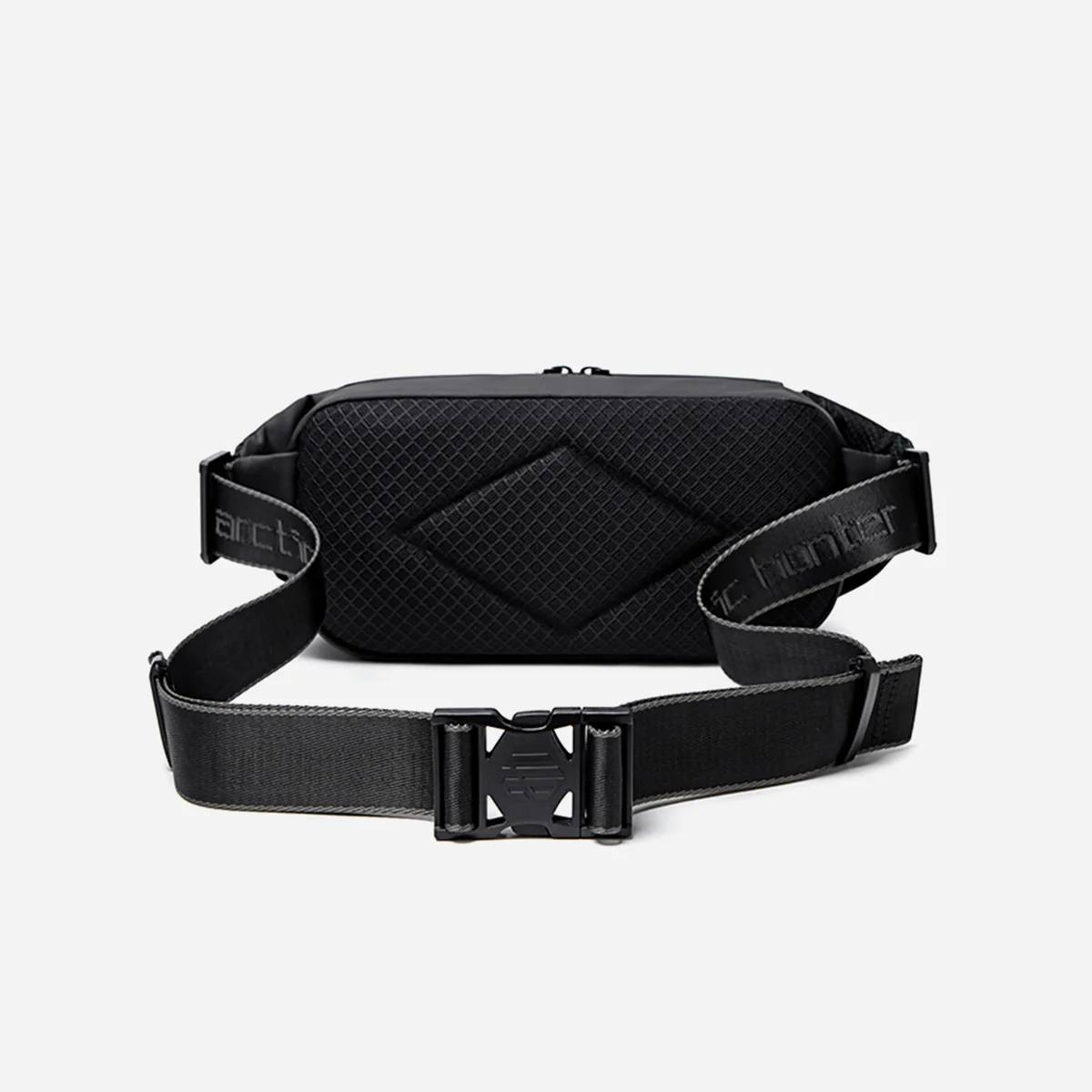 Sac sling bandoulière compact montrant l’épaisseur et la sangle réglable