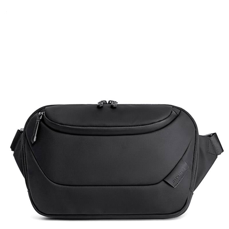 Vue de profil du sac bandoulière crossbody montrant une épaisseur de 7 cm en nylon noir

