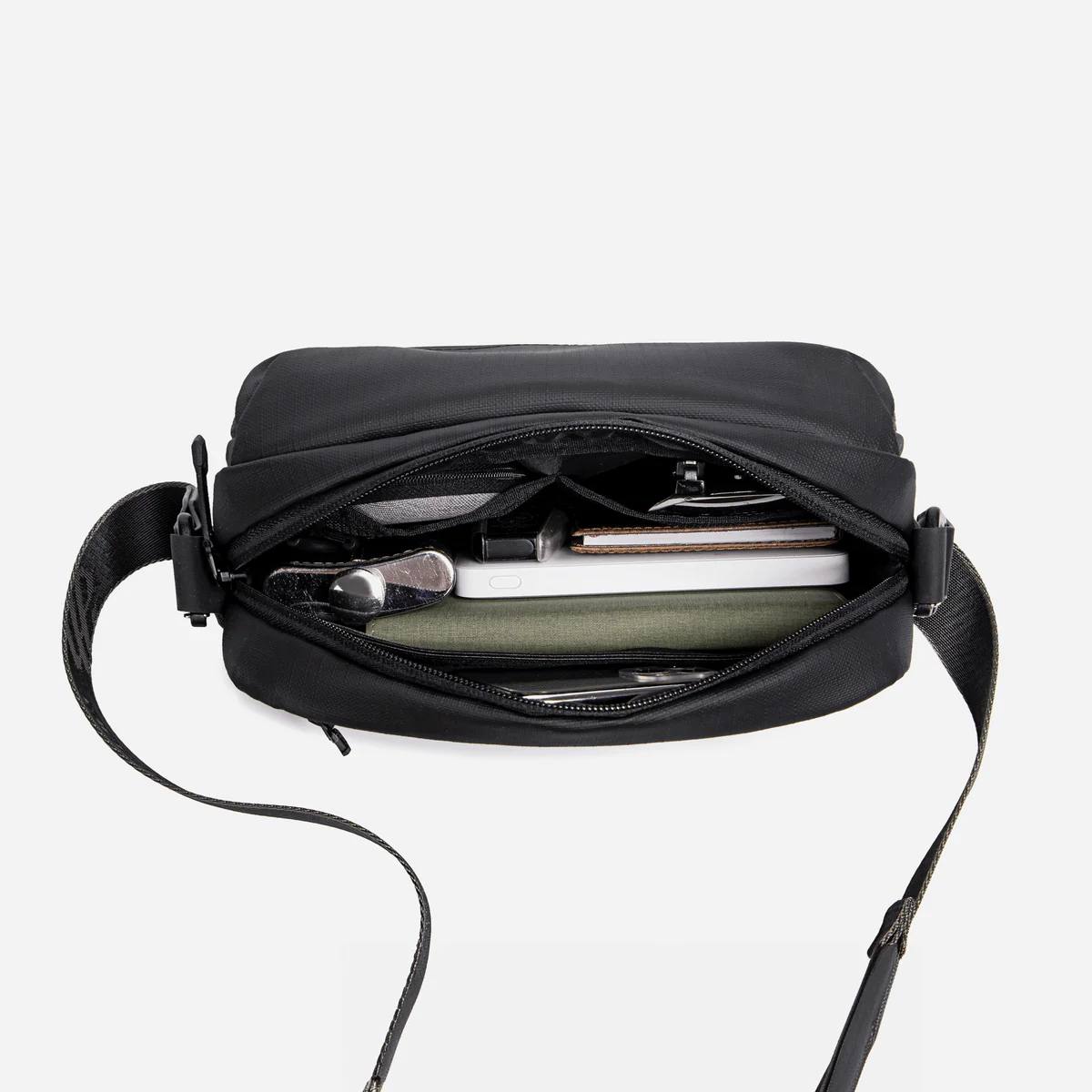 Vue latérale du sac bandoulière homme compact et résistant à l’eau
