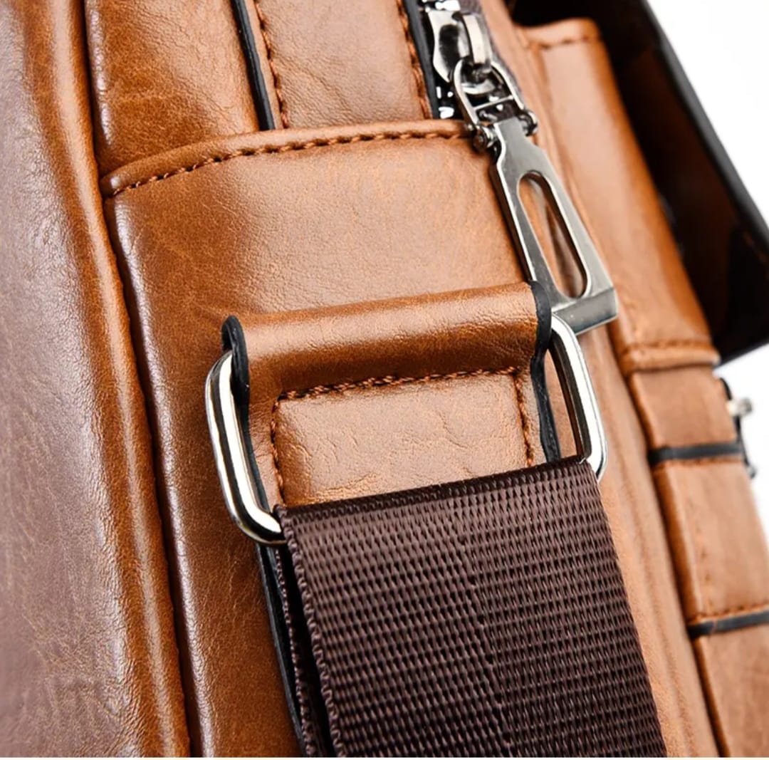 Sac bandoulière homme porté à l’épaule – look business et décontracté