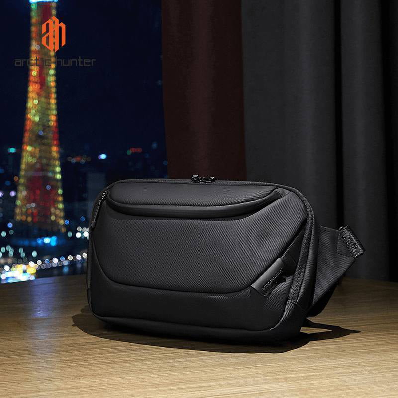 Intérieur du sac bandoulière ouvert montrant les compartiments et la poche pour tablette ou iPad
