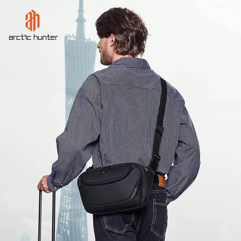 Zoom sur la matière nylon imperméable du sac bandoulière, résistant à la pluie et aux éclaboussures
