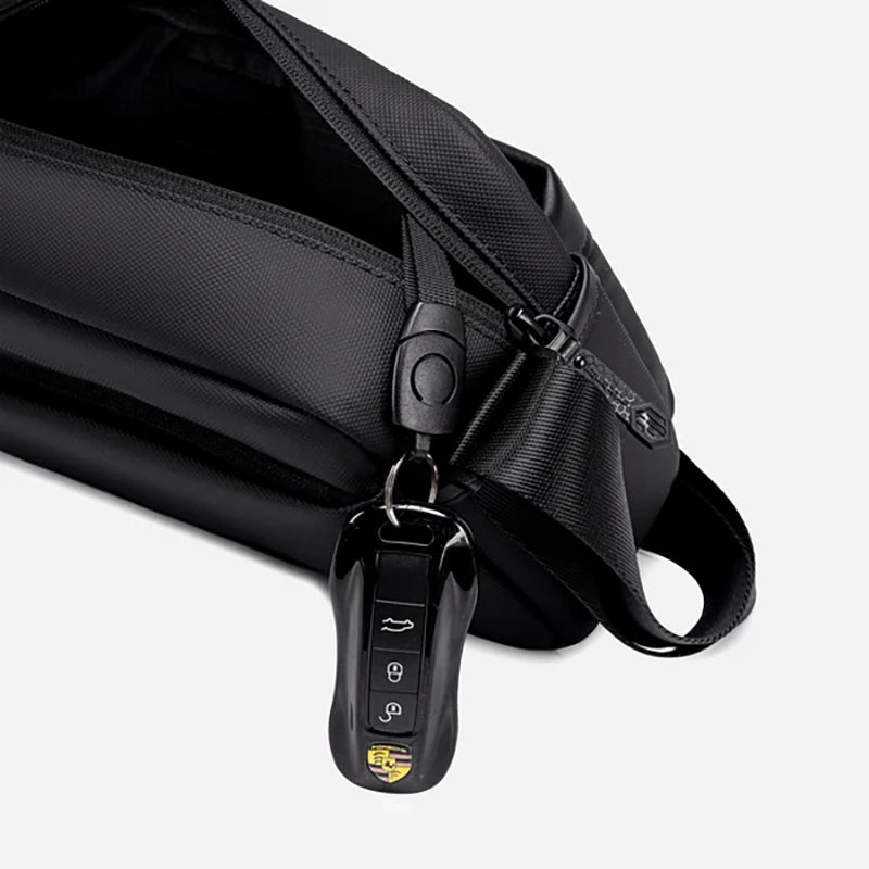 Sac crossbody noir porté en bandoulière style urbain unisexe