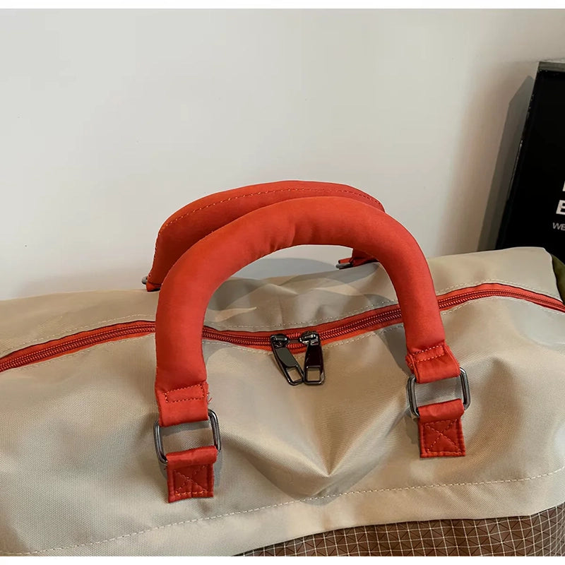 Poche latérale zippée du sac de voyage pour un accès rapide aux effets personnels