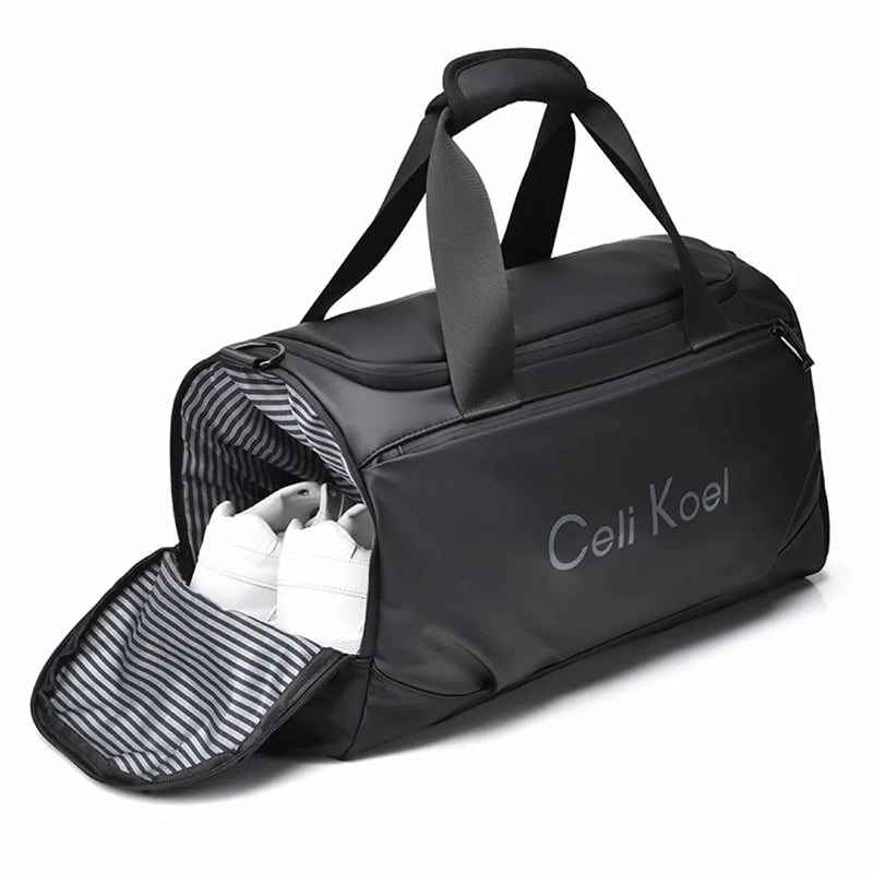 Compartiment inférieur du sac de sport avec baskets blanches rangées séparément