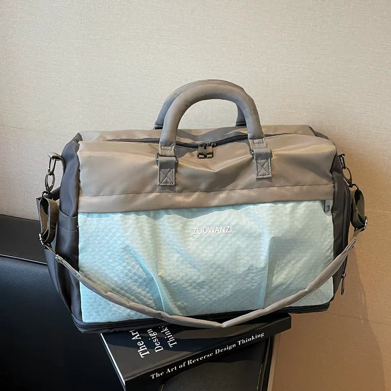 Vue trois-quarts du sac de voyage et sport avec bandoulière réglable