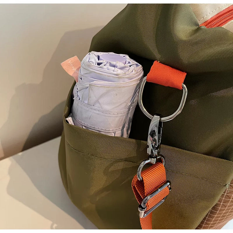 Bandoulière large et réglable du sac de sport porté à l'épaule