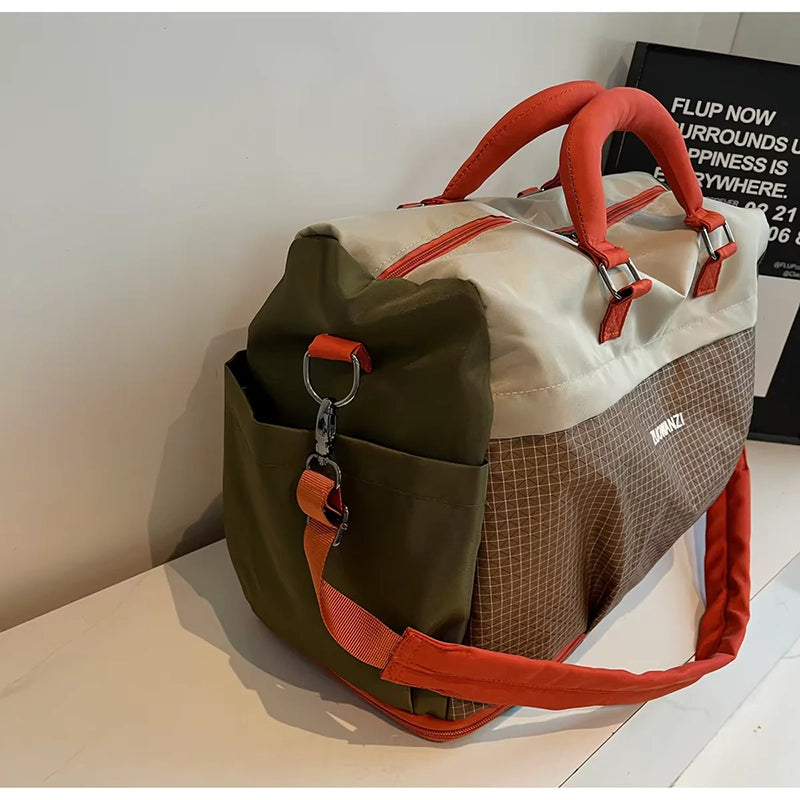 Intérieur spacieux du sac de voyage avec compartiments de rangement