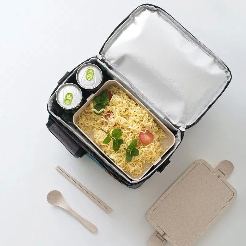 Lunch bag rempli avec boîte alimentaire, fruits et boisson