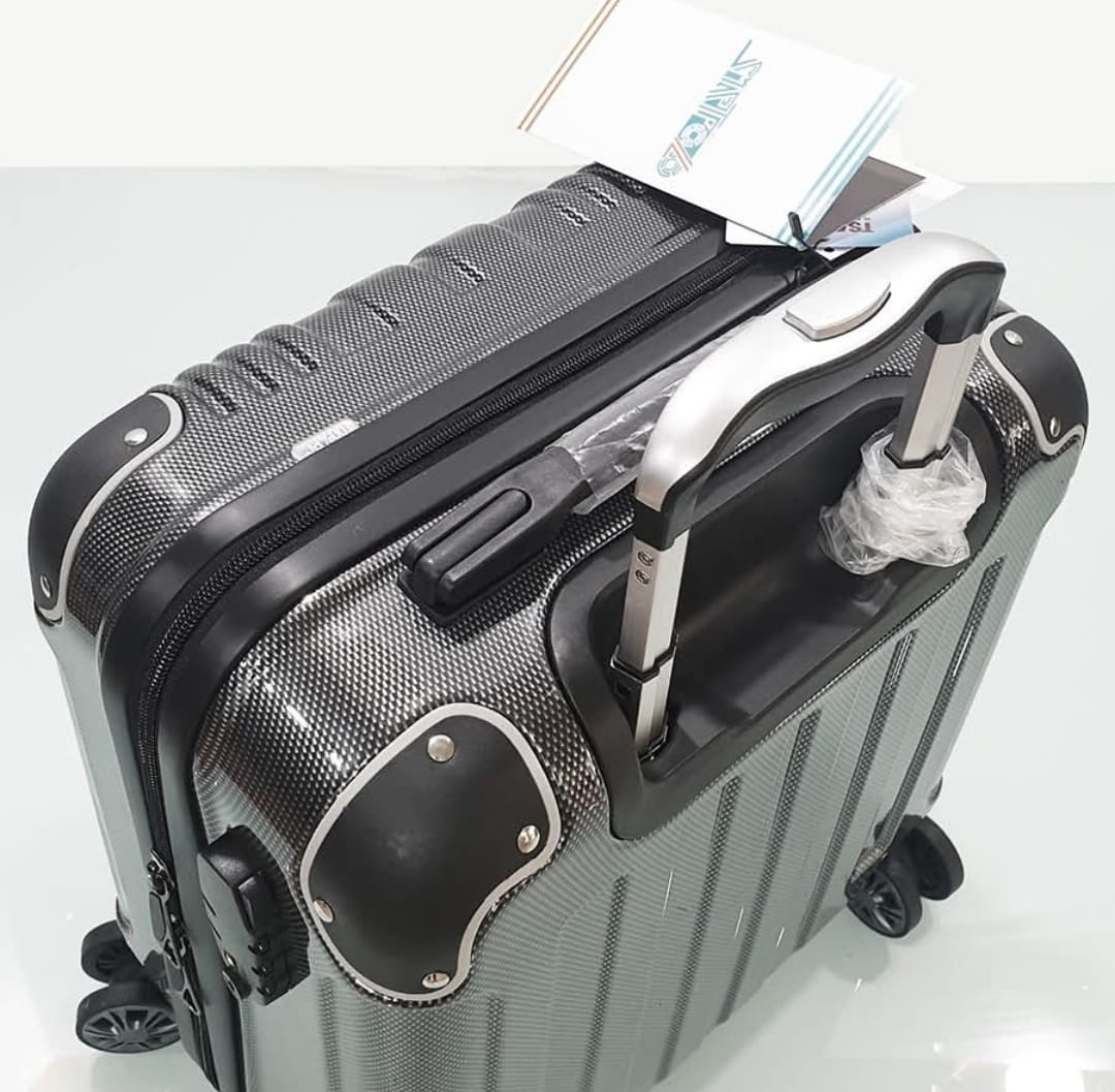 Vue latérale de la valise cabine compacte en polycarbonate rigide