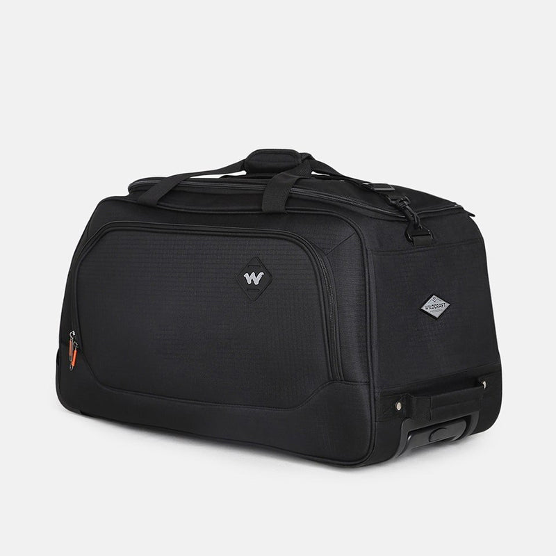 Valise de voyage à roulettes utilisée dans un aéroport par un voyageur